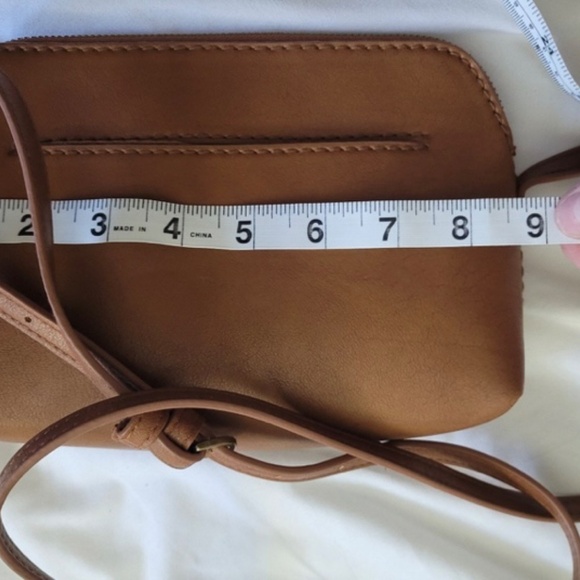 Universal Thread small camel color crossbody purse - Picture 4 of 5